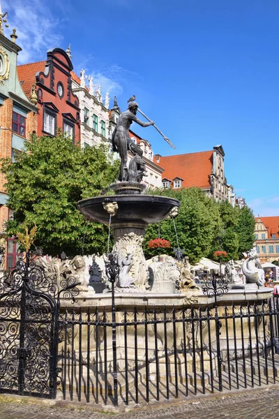 Gdansk centro da cidade com fonte na Polônia — Fotografia de Stock
