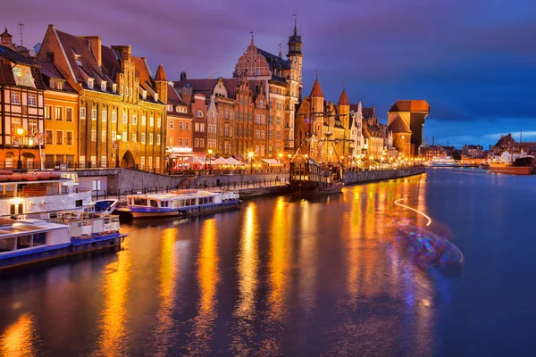 Centro de Gdansk com barcos no porto durante a noite, Polônia — Fotografia de Stock