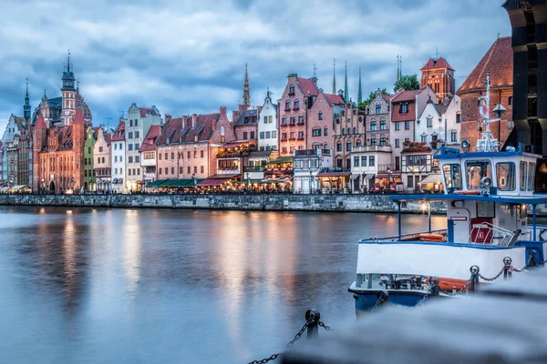 Centro de Gdansk con barcos en el puerto durante la noche, Polonia — Foto de Stock