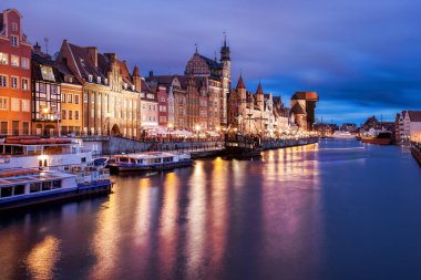 Akşam saatlerinde limanda tekneler ile Gdansk Downtown, Polonya