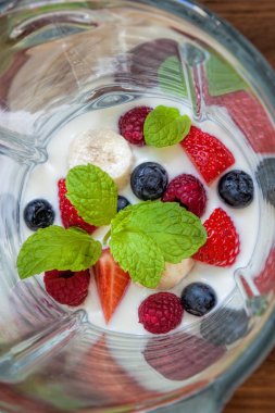 Meyve smoothie, çilek, ahududu, yaban mersini yapılmış süt sallamak