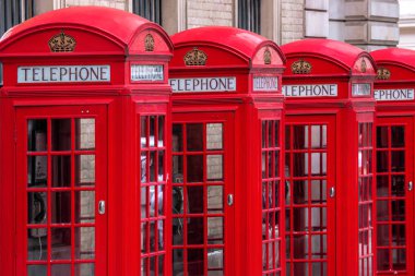 Covent Garden caddesindeki ünlü kırmızı telefon kulübeleri, Londra, İngiltere