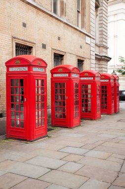 Covent Garden caddesindeki ünlü kırmızı telefon kulübeleri, Londra, İngiltere
