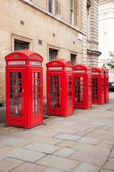 Διάσημοι κόκκινοι τηλεφωνικοί θάλαμοι στην οδό Covent Garden, Λονδίνο, Αγγλία — Φωτογραφία Αρχείου