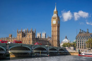 Londra, Ingiltere, İngiltere 'de tekneye karşı kırmızı otobüslerle büyük ben ve parlamento evleri