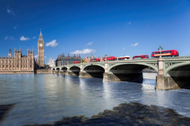Londra, İngiltere ve İngiltere 'de köprüde kırmızı otobüsleri olan Büyük Ben ve Parlamento Binaları.