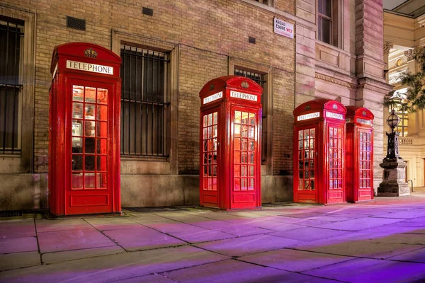 Híres vörös telefon fülkék éjjel a Covent Garden Street, London, Anglia — Stock Fotó