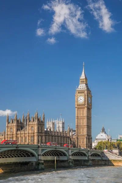 Big Ben e Camere del Parlamento con autobus rossi contro barca a Londra, Inghilterra, Regno Unito — Foto Stock