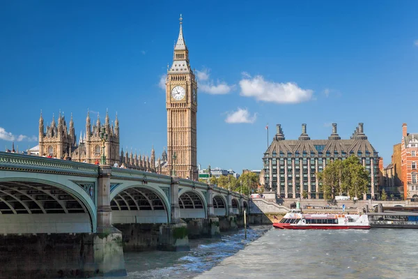 Big Ben e Camere del Parlamento con barca a Londra, Inghilterra, Regno Unito — Foto Stock