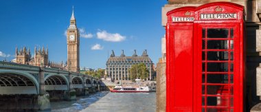 Londra sembolleri, Big Ben ve Kırmızı Telefon Kabinleri İngiltere'de nehir üzerinde tekne ile, İngiltere