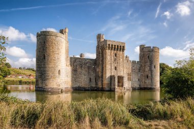 East Sussex, İngiltere'de tarihi Bodiam kalede