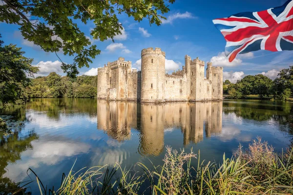 Historisk bodiam slott med Englands flagg i East Sussex, Det forente kongerike – stockfoto