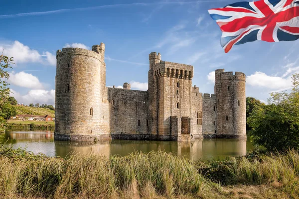 Historiskt Bodiam slott med Englands flagga i East Sussex, Storbritannien — Stockfoto