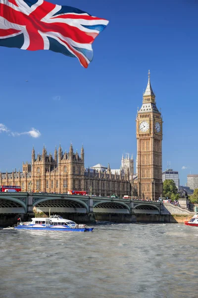 K Big Benu a budov parlamentu s lodí v Londýně, Anglie, U — Stock fotografie