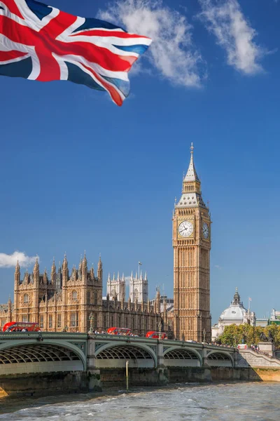 Big Ben and Houses of Parliament with red buses on bridge in Lon — Stock Photo, Image