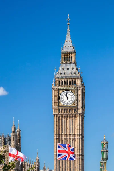 Big Ben con le bandiere d'Inghilterra a Londra, Regno Unito — Foto Stock