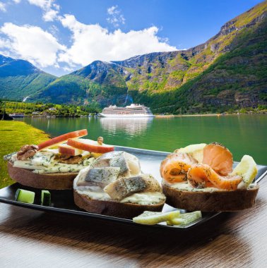 Norveç 'in ünlü Flam limanında gezici gemiye karşı tipik İskandinav sandviçleri.