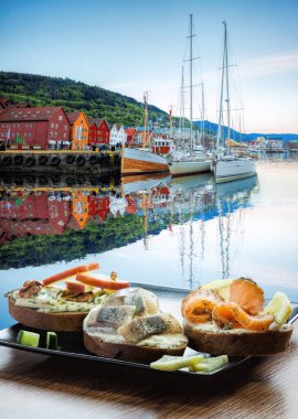 Tipik İskandinav sandviçleri Bergen, UNESCO Dünya Mirası Bölgesi, Norveç 'te tekneli Bryggen caddesine karşı