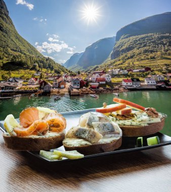 Norveç 'te Flam yakınlarındaki tipik balıkçı köyüne karşı tipik İskandinav sandviçleri