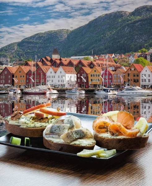 Typische Scandinavische Sandwiches Tegen Bryggen Straat Met Boten Bergen Unesco — Stockfoto