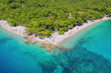 Brela, Dalmaçya, Hırvatistan 'da gök mavisi denizli ünlü Punta Rata plajı