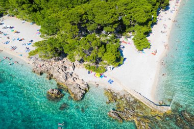 Hırvatistan 'ın Brela kentindeki Punta Rata plajının hava manzarası