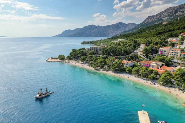 Vista Aérea Brela Con Playa Barco Pesca Dalmacia Croacia — Foto de Stock