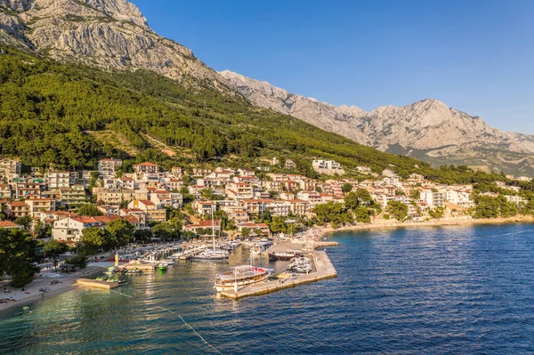 Hırvatistan Dalmaçya Kentinde Limanı Olan Eski Brela Kasabası — Stok fotoğraf