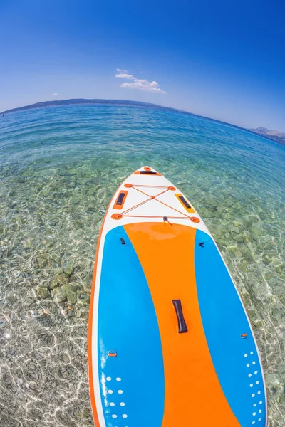 Hırvatistan Brela Kentinde Gök Mavisi Denize Karşı Renkli Kürek Tahtası — Stok fotoğraf