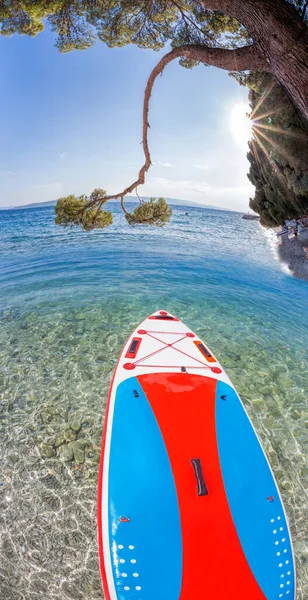 Buntes Paddelbrett Gegen Azurblaues Meer Brela Kroatien — Stockfoto