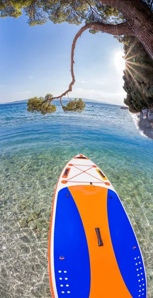 Kleurrijk Peddelbord Tegen Azuurblauwe Zee Brela Kroatië — Stockfoto