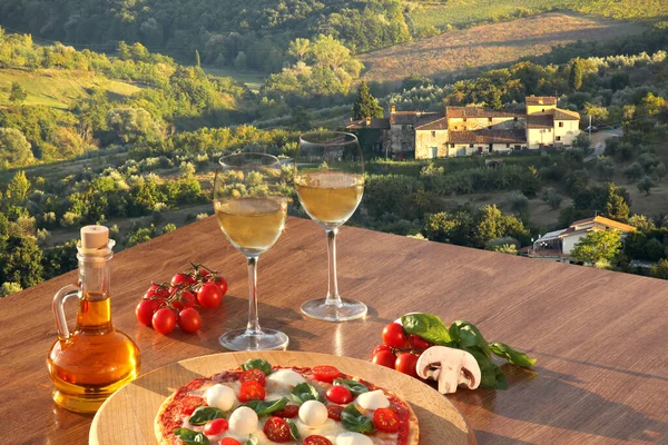 Pizza Italiana Con Copas Vino Blanco Contra Viñedos Toscanos Cerca — Foto de Stock