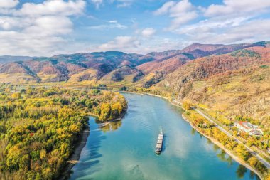 Avusturya 'da sonbahar boyunca Tuna Nehri üzerinde gemisi olan Vaçu Vadisi' nin Panoraması