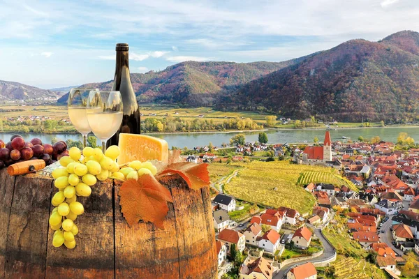 Botella Vino Blanco Con Copas Contra Weissenkirchen Pueblo Con Viñedos —  Fotos de Stock