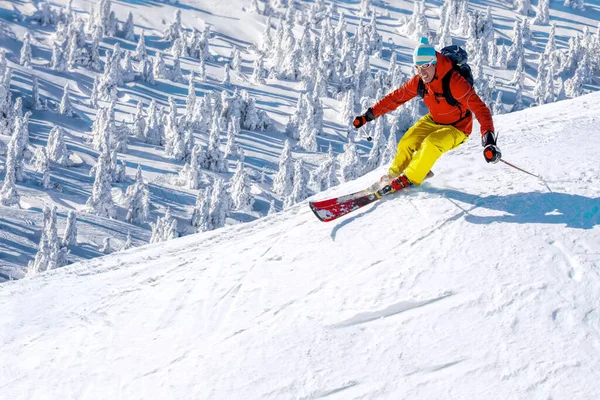 Skifahrer Fährt Hochgebirge Vor Blauem Himmel Abwärts — Stockfoto