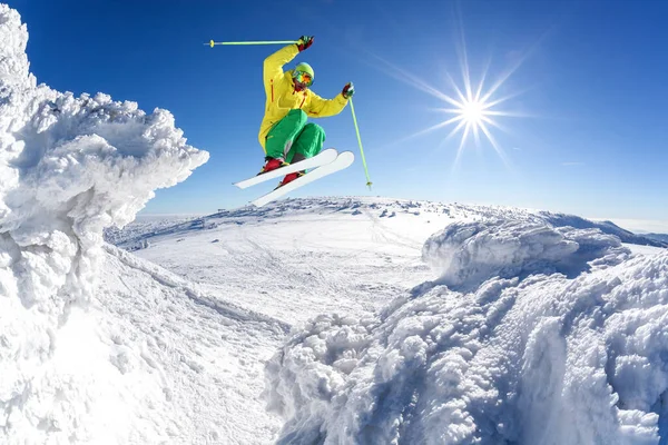 Skifahrer Springt Gegen Blauen Himmel Vom Felsen — Stockfoto