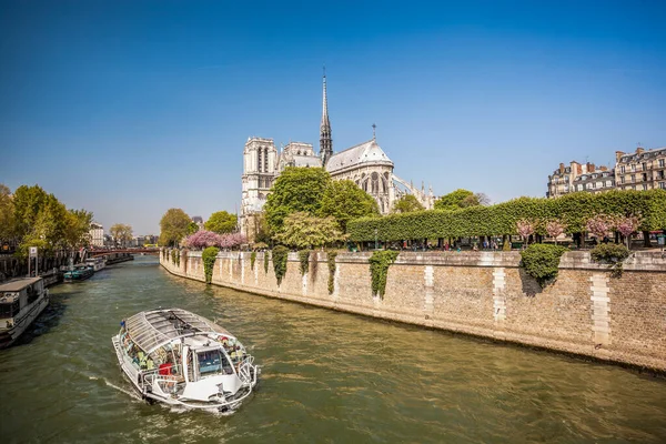 Parigi Cattedrale Notre Dame Con Barca Sulla Senna Francia — Foto Stock