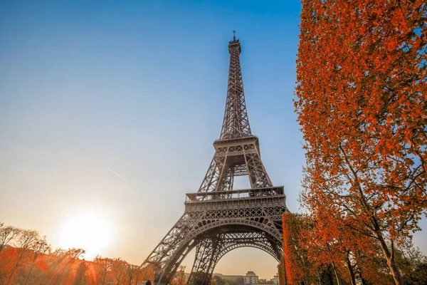 Torre Eiffel Com Outono Folhas Coloridas Contra Pôr Sol Paris — Fotografia de Stock