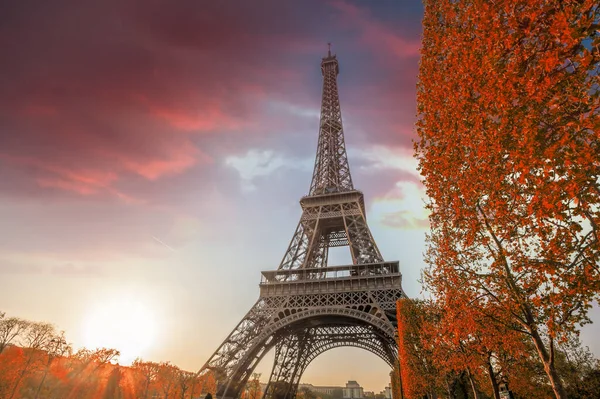 Эйфелева Башня Осенними Листьями Против Красочного Заката Париже Франция — стоковое фото