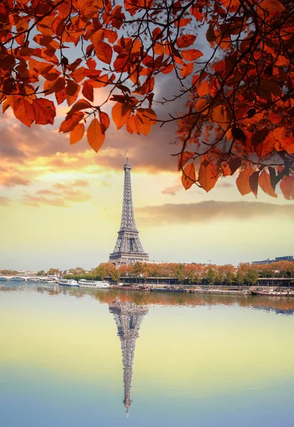 Eiffeltornet Med Höstlöv Mot Färgstark Solnedgång Paris Frankrike — Stockfoto