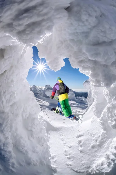 Esquiador Monoski Altas Montanhas Contra Céu Azul — Fotografia de Stock