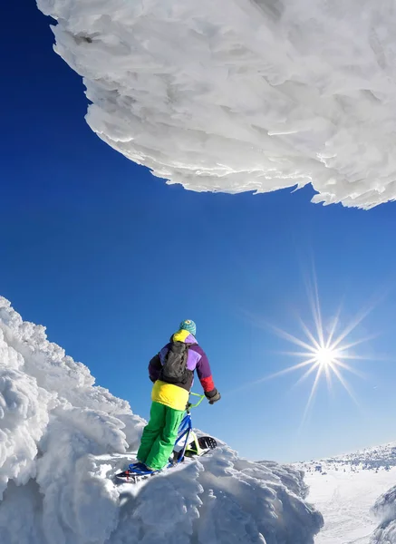 青空に背の高い山の中でスキー — ストック写真