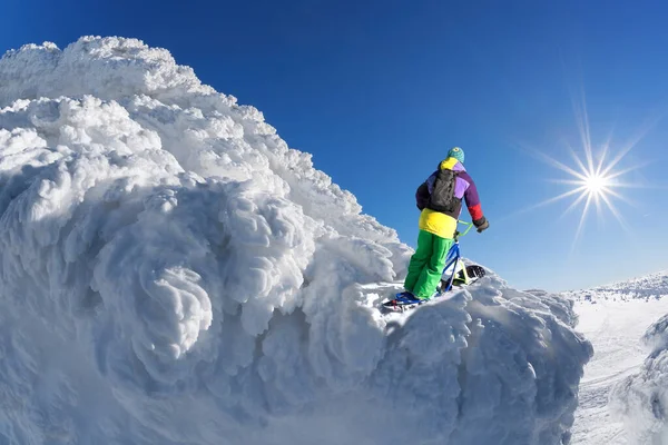 高山上的滑雪者在蓝天的映衬下滑翔 — 图库照片