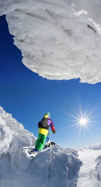 青空に背の高い山の中でスキー — ストック写真