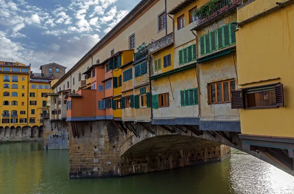 Detay ünlü Ponte Vecchio Köprüsü üzerinden Arno Nehri, Florence, İtalya 