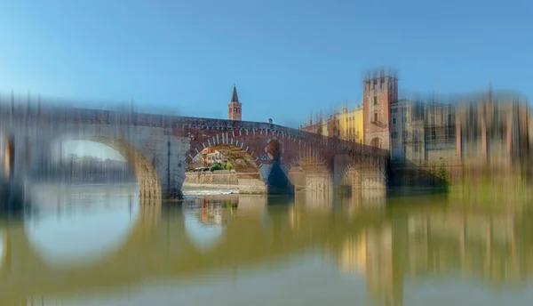 Görünümü, Ortaçağ taş köprü, Ponte Scaligero, Adige Nehri üzerinde 14 yakınındaki Castelvecchio'yu, Verona, İtalya inşa. Hareket filtresi uygulanmış görüntü.