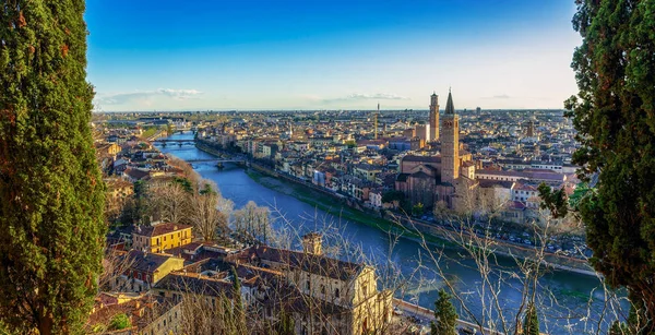 Verona manzarası Adige Nehri, köprüler, Santa Anastasia Kilisesi ve Lamberti Tower, İtalya.