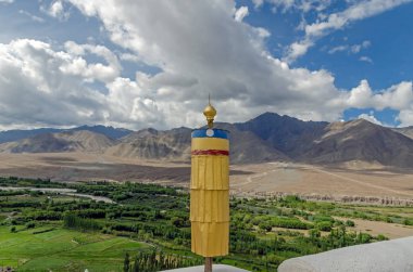 Nesneleri Spituk Manastırı, Jammu ve Keşmir, Hindistan içinde dua Tibet.