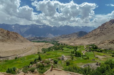 Nubra Vadisi, Hindistan ile yoluna Shyok nehir akar.