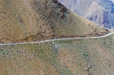 Nubra Vadisi, Hindistan ile yoluna Shyok nehir akar.